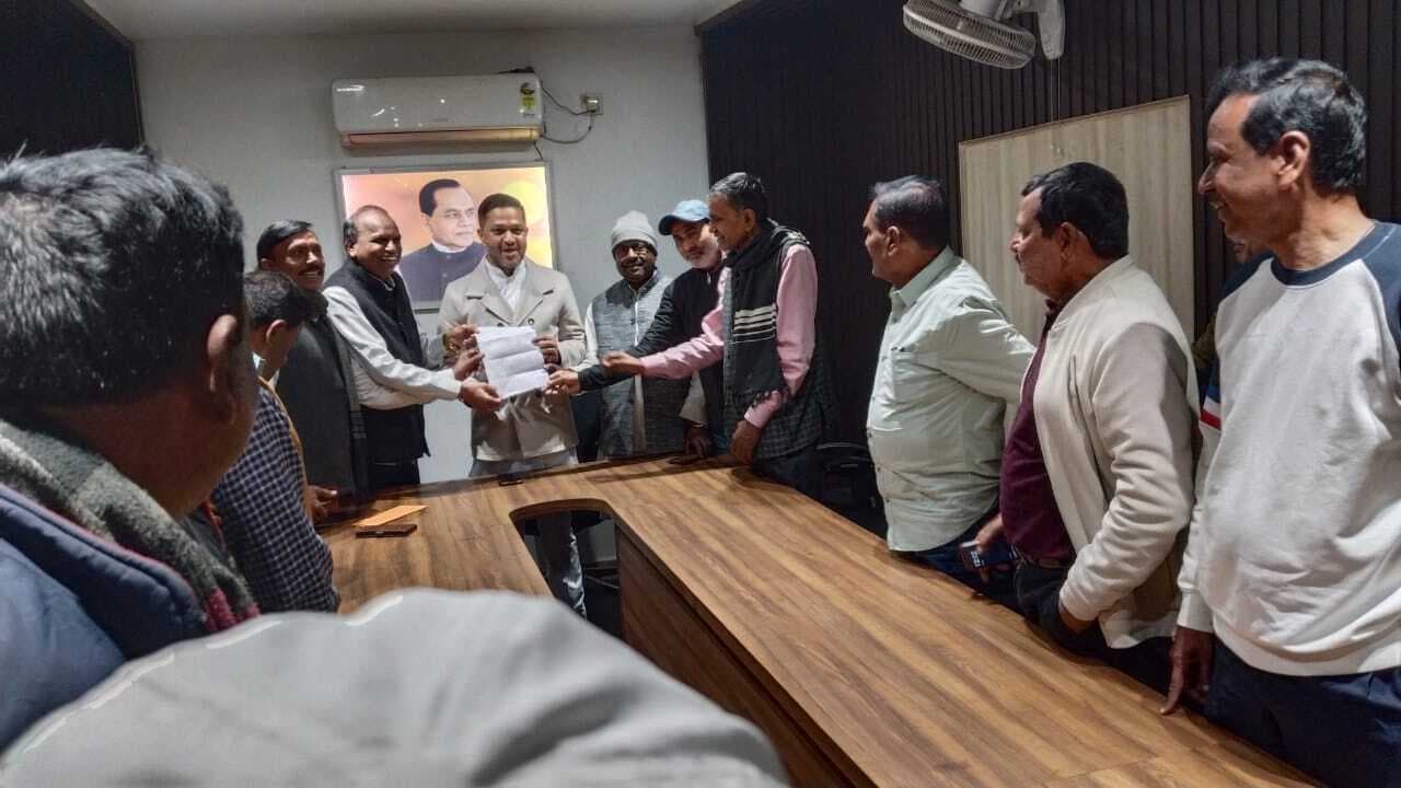 Bokaro News : बैंक स्थानांतरण रोकने को ले विधायक से मिला प्रतिनिधिमंडल