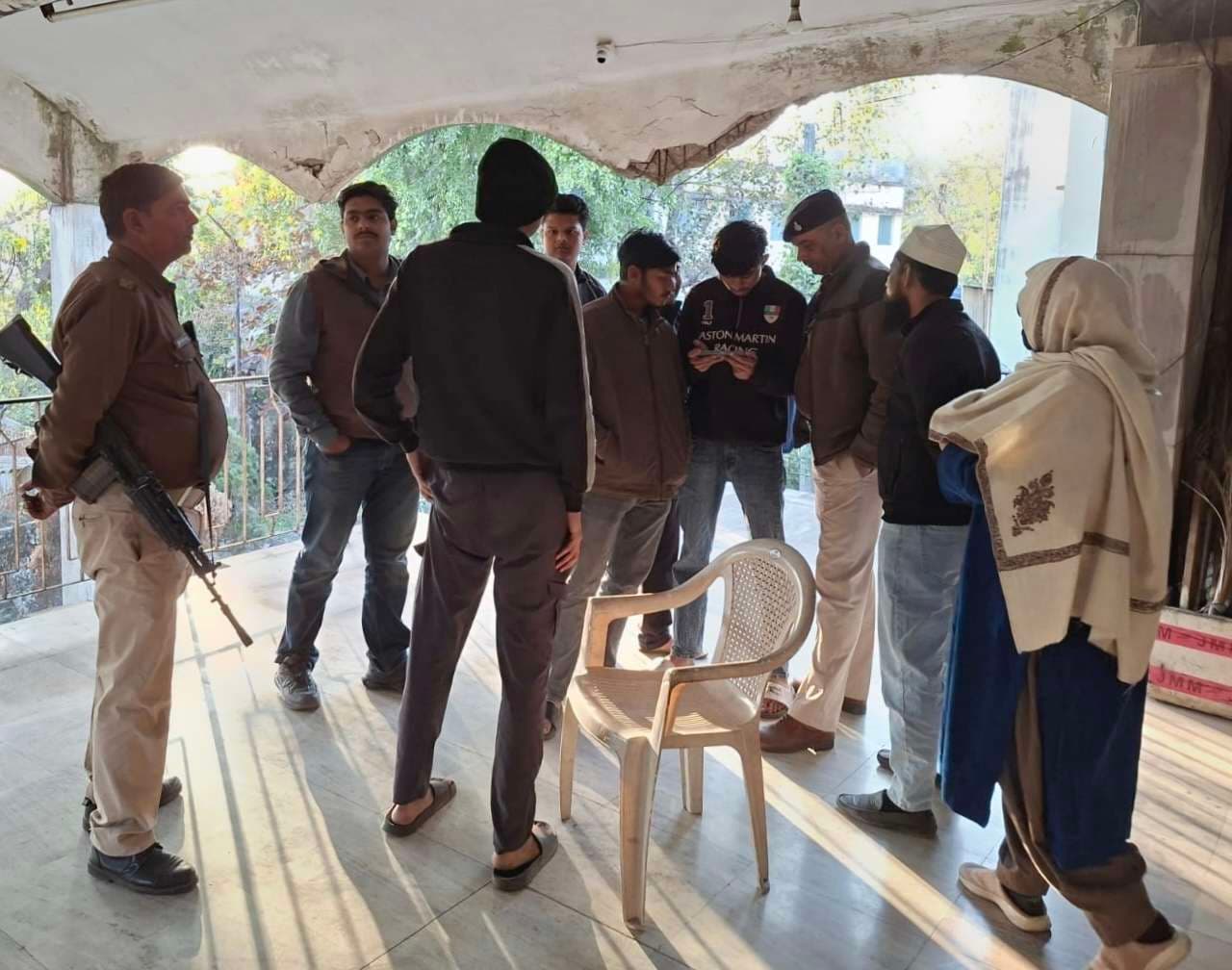 Dhanbad News: घर में रखे बिस्कुट खाये और फ्रिज खोल अंडे भी ले गये