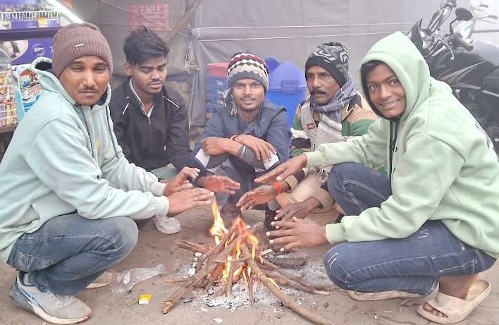 पछुआ हवा ने बढ़ायी कनकनी, अलाव बना सहारा