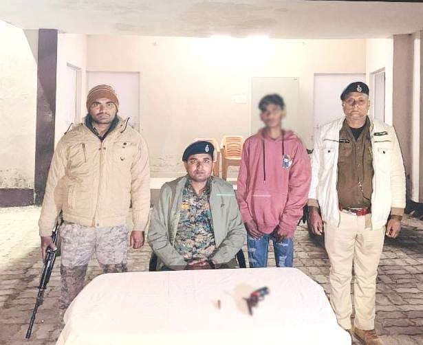 सोशल मीडिया पर हथियार के साथ वायरल हुआ युवक, छापेमारी कर पुलिस ने दबोचा