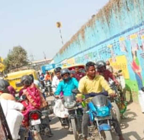 सर्विस सड़क पर टैक्सियों के ठहराव से लग रहा जाम