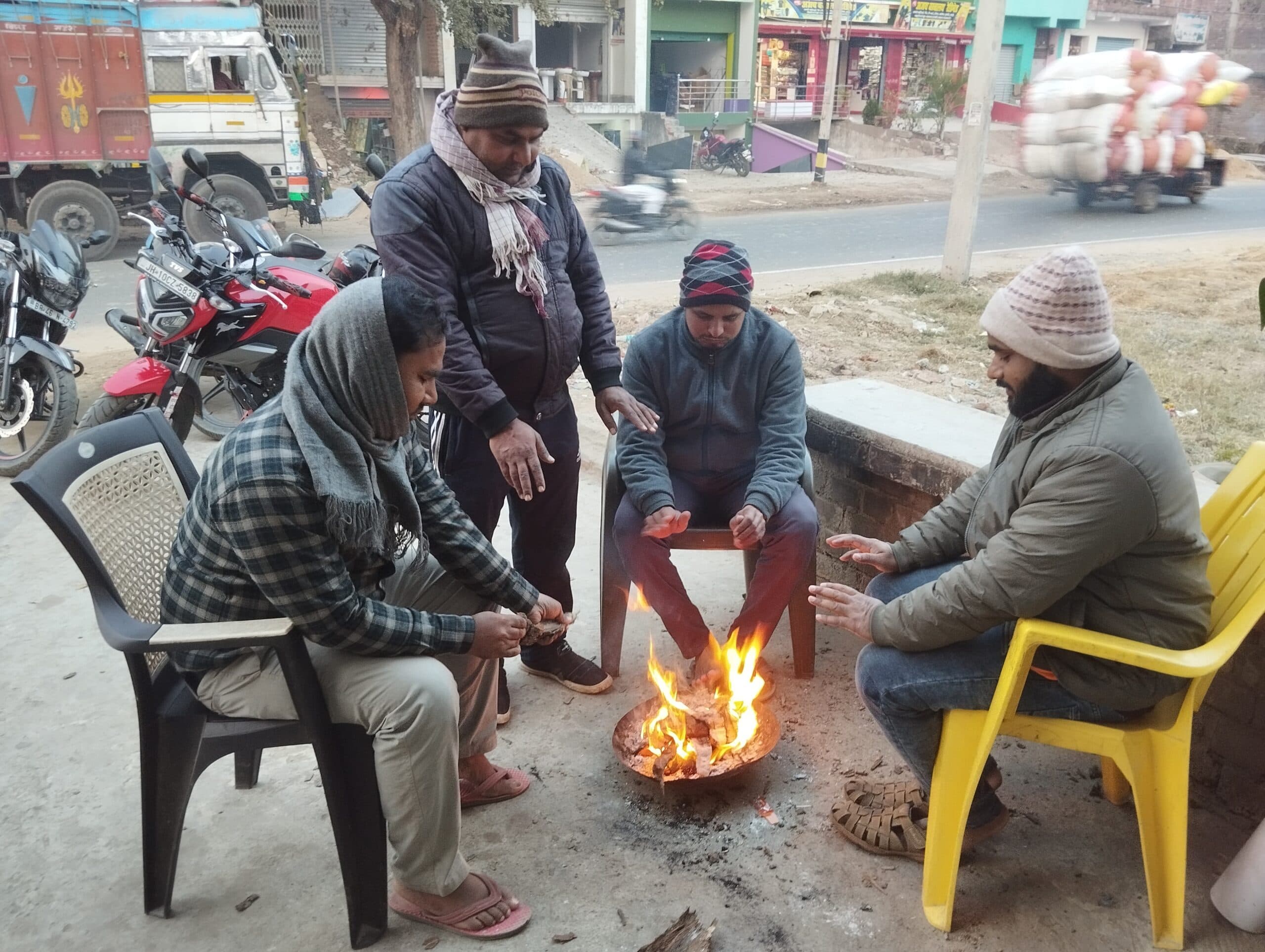 अलीगंज में शीतलहर का कहर, चौक-चौराहों पर अलाव की उठी मांग