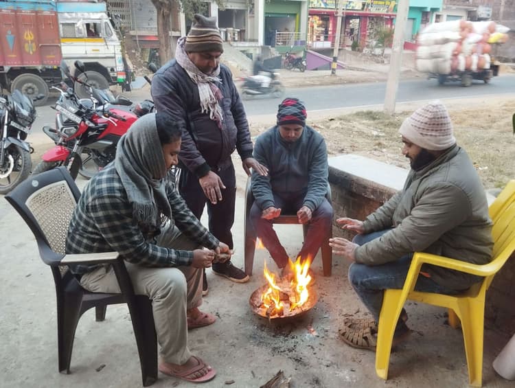 अलीगंज में शीतलहर का कहर, चौक-चौराहों पर अलाव की उठी मांग