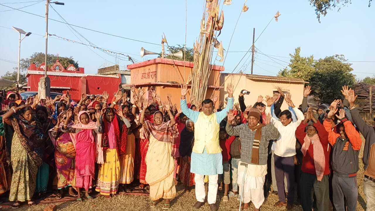 मां चंचला आमंत्रण-पत्र का भक्तों में किया वितरण