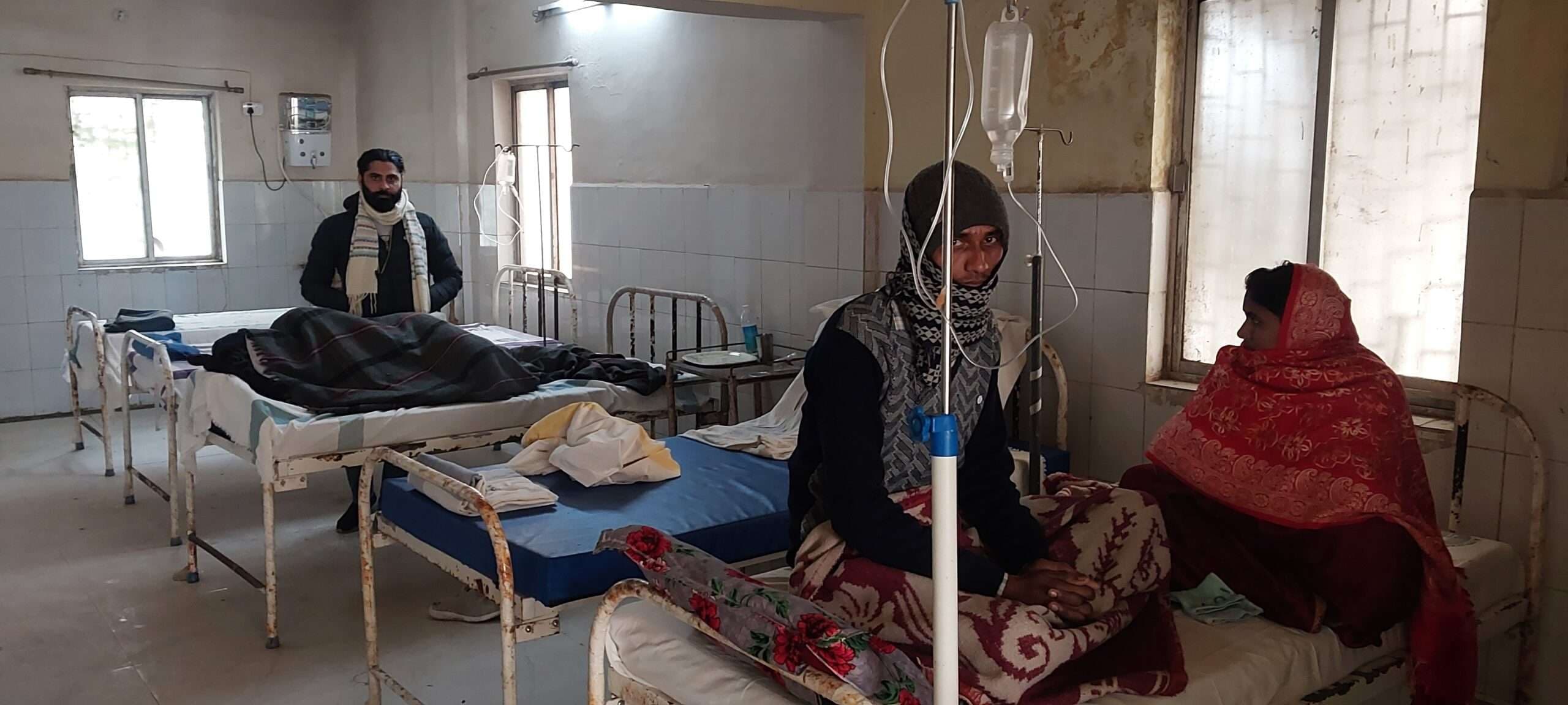 नशा मुक्ति केंद्र में स्मैक से नशा करने वाले को ला रहे परिजन