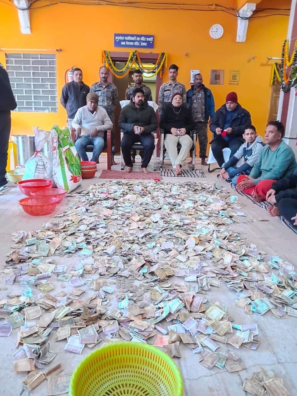 Deoghar news : बाबा मंदिर के 18 दानपात्र खुले, 15.53 लाख से अधिक की आय, विदेशी मुद्राएं भी मिलीं