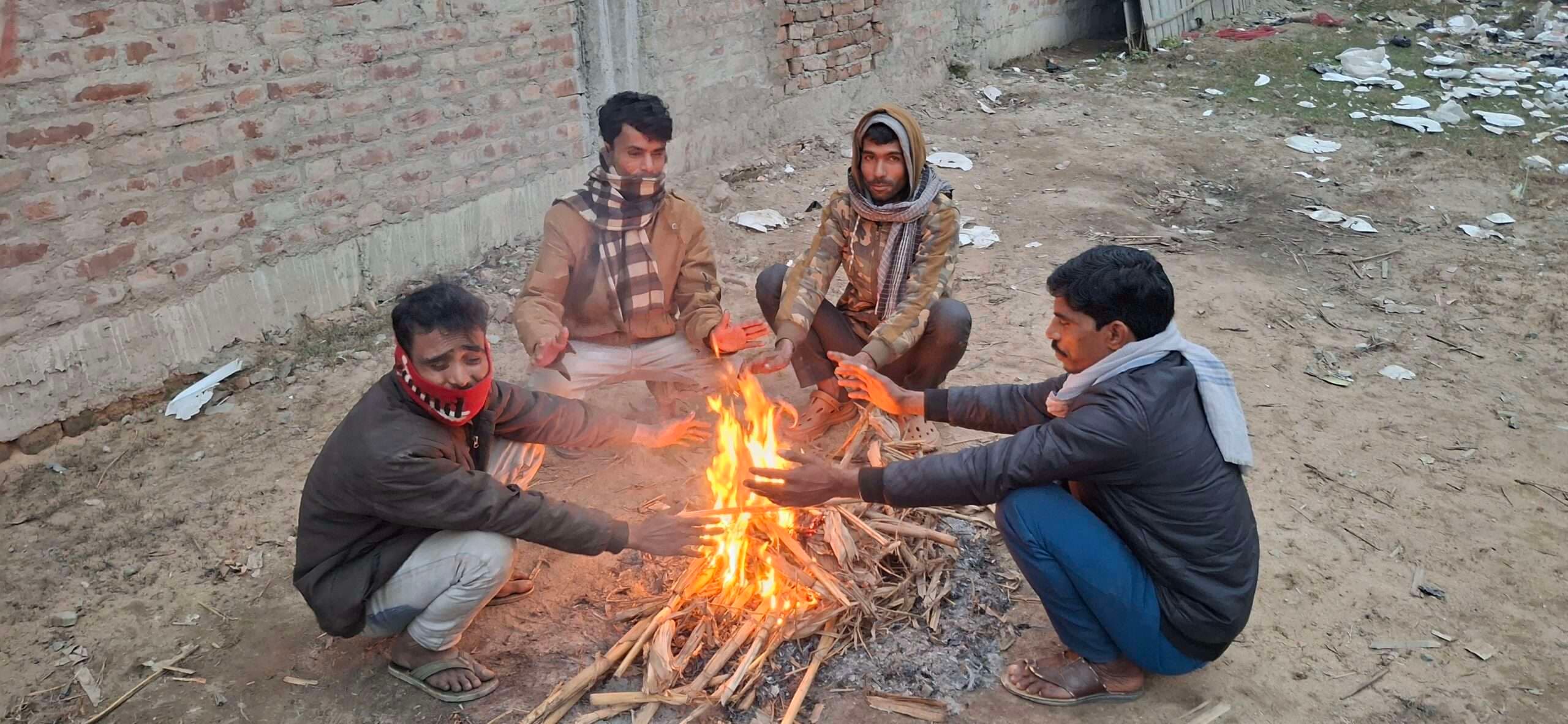 कंपकपाने वाली ठंड से लोग परेशान, चौराहे पर अलाव की मांग