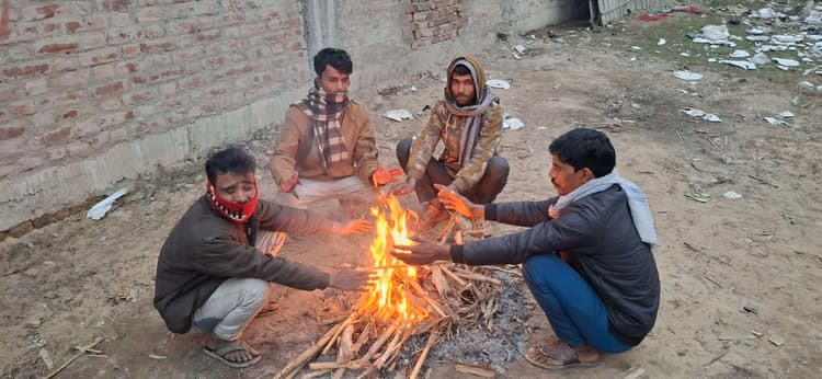 कंपकपाने वाली ठंड से लोग परेशान, चौराहे पर अलाव की मांग