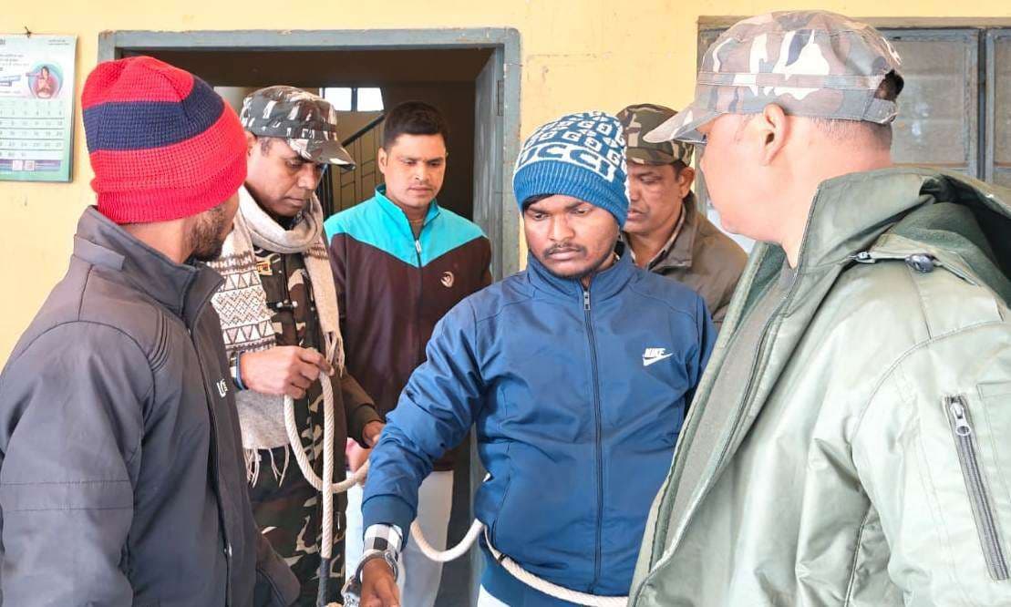 रिमांड पर लेने के बाद आरोपियों के घर से चोरी की सामग्री बरामद