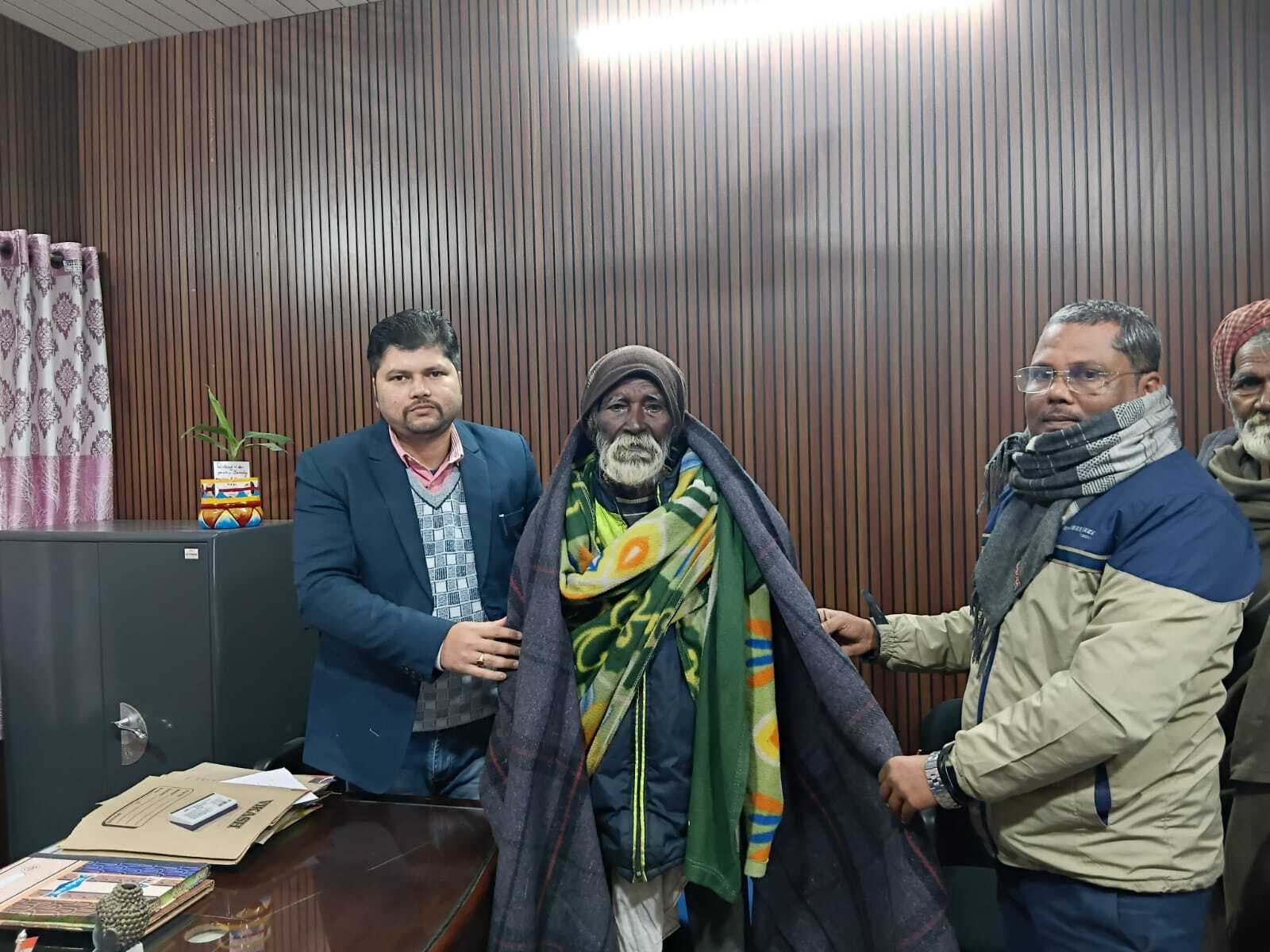 100 निसहाय लोगों के बीच बीडीओ ने बांटा कंबल