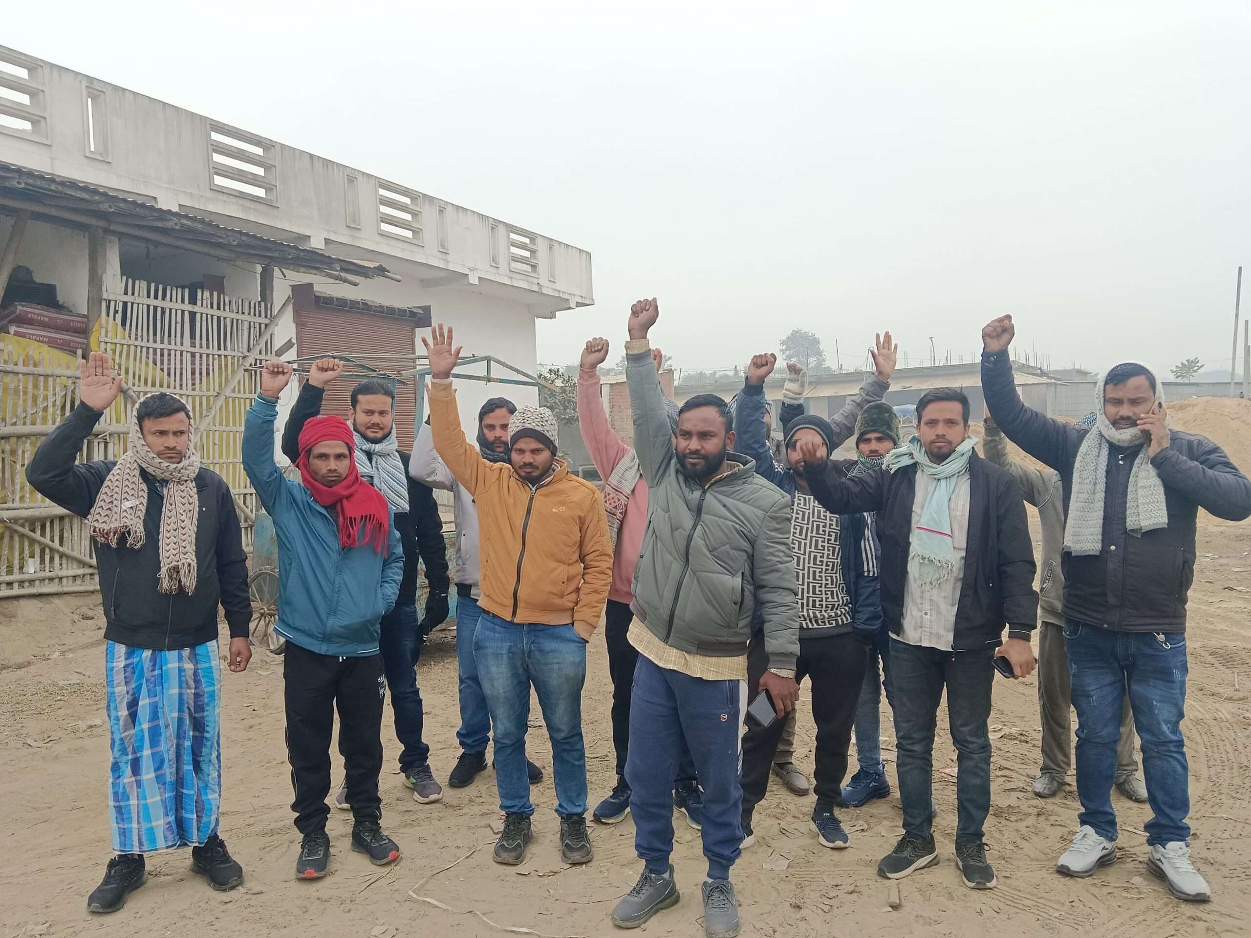 हथियादियारा में हाई स्कूल की मांग को लेकर किया प्रदर्शन