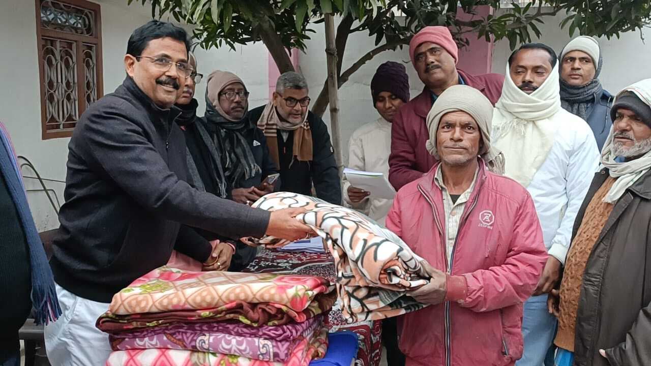 जरूरतमंदों 250 लोगों के बीच कंबल वितरण