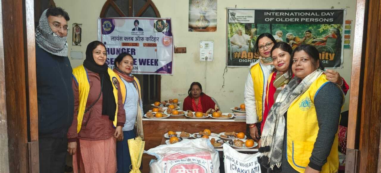 गुंज वृद्धाश्रम में रह रहे बुजुर्गों के बीच खाद्य सामग्री बांटे