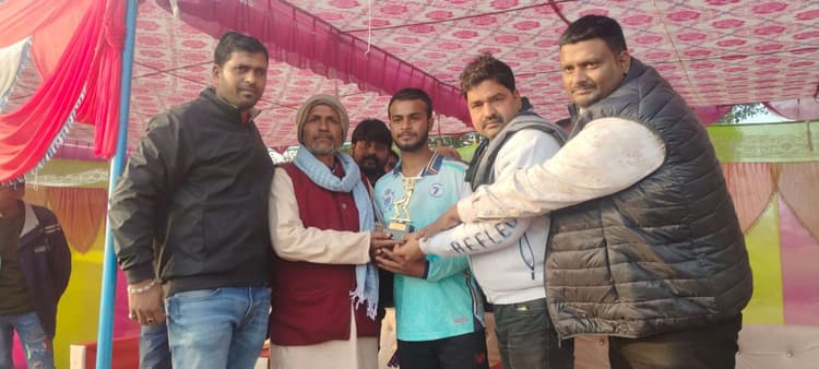 महुअवा को तीन विकेट से पराजित कर फाइनल में पहुंचा खालगांव