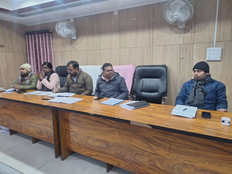 योजनाओं को निर्धारित समय पर पूरा करें