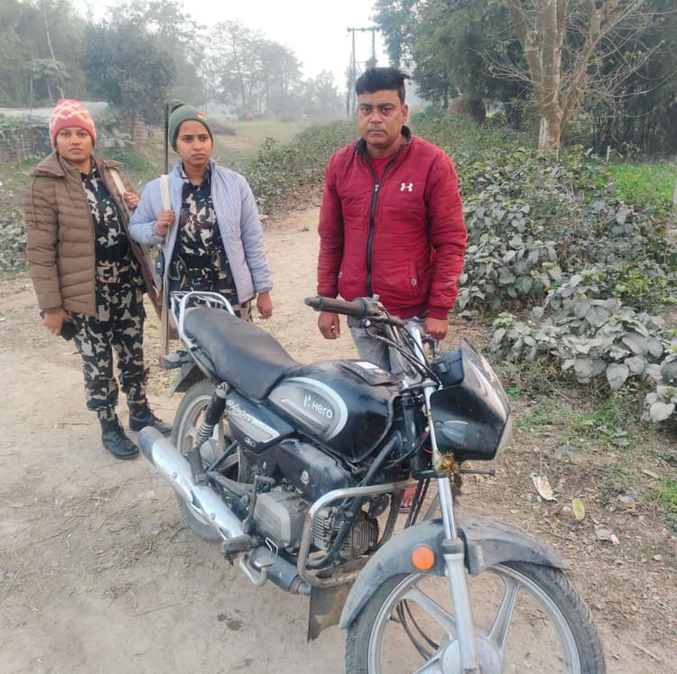 चोरी की बाइक के साथ फरार अभियुक्त गिरफ्तार