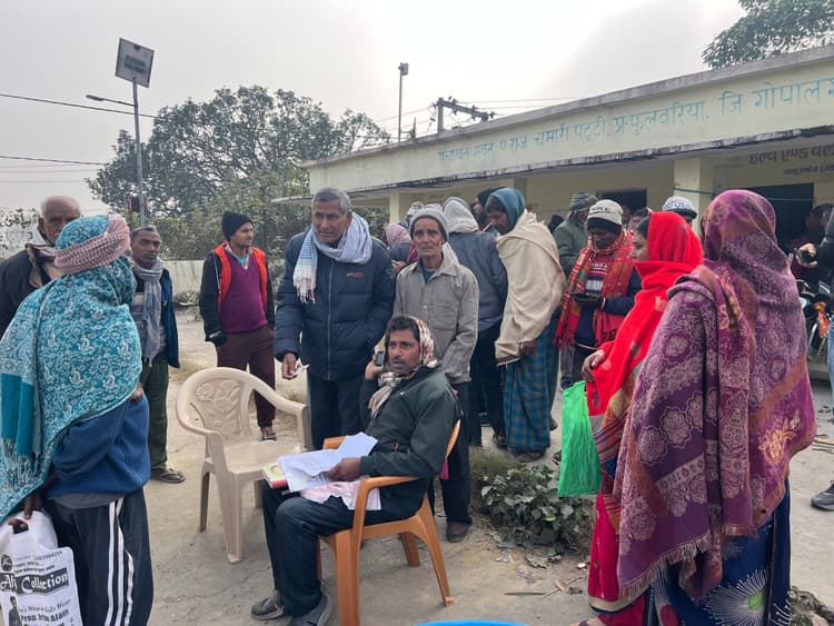 फार्मर रजिस्ट्री शिविरों में सर्वर फेल, किसानों ने किया हंगामा