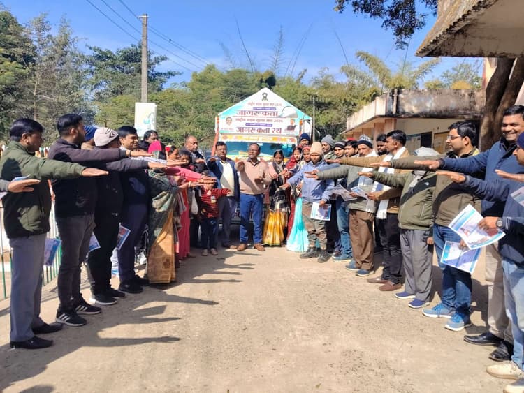 देवीपुर : सड़क सुरक्षा को लेकर दिलायी गयी शपथ