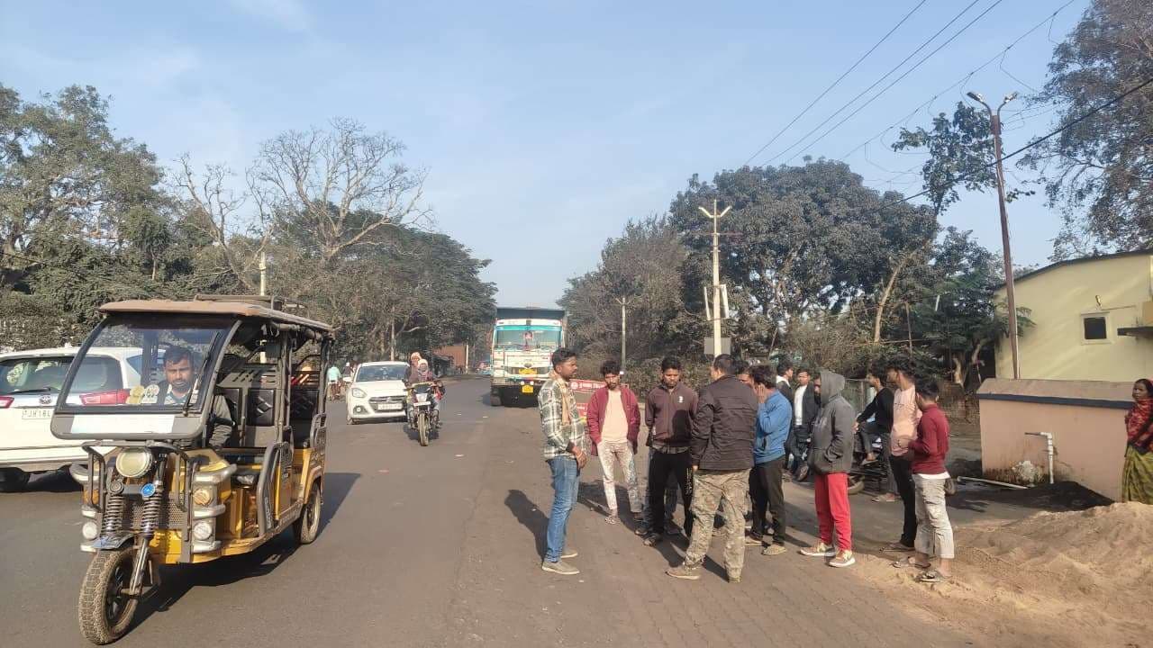 मंदिर की अनदेखी से पंडा समाज ने किया सड़क जाम
