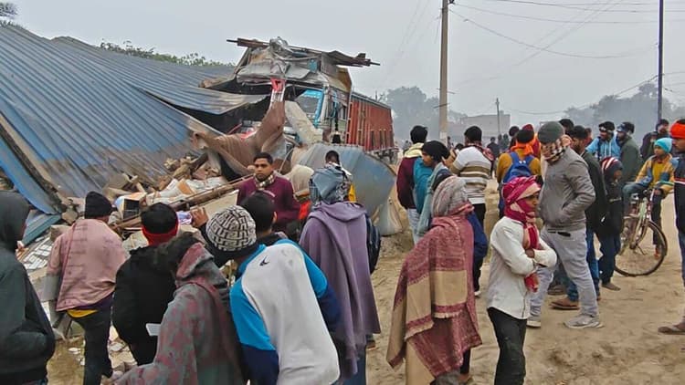 Samastipur News:कोहरे का कहर: ट्रैक्टर से बचने के चक्कर में दुकान में जा घुसा बोल्डर लदा ट्रक, मची अफरा-तफरी