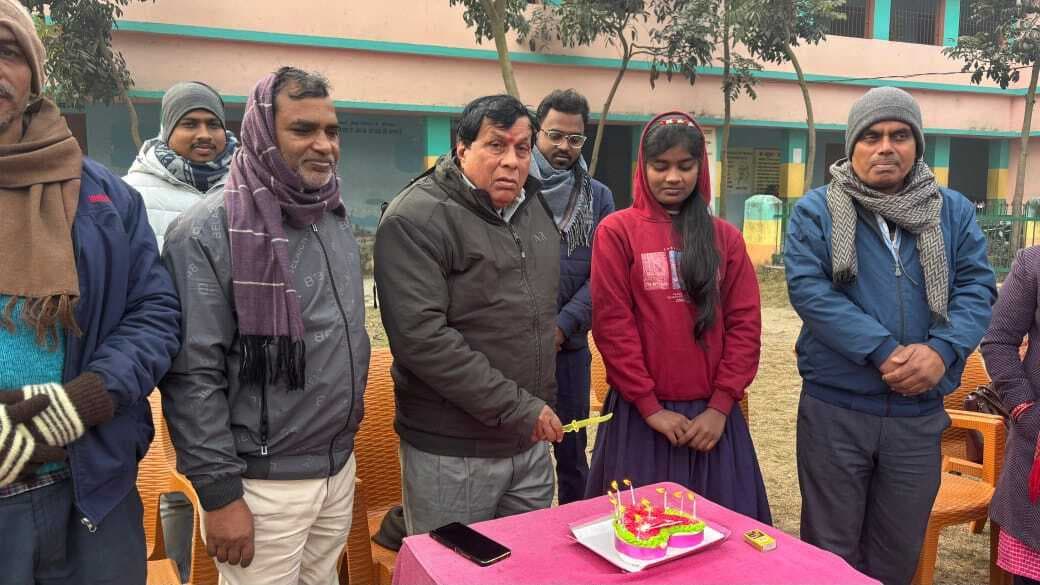 Samastipur News:कलम की लौ बुझने नहीं दी: राघोपुर के पूर्व हेडमास्टर रिटायरमेंट के बाद भी संवार रहे हैं बच्चों का भविष्य