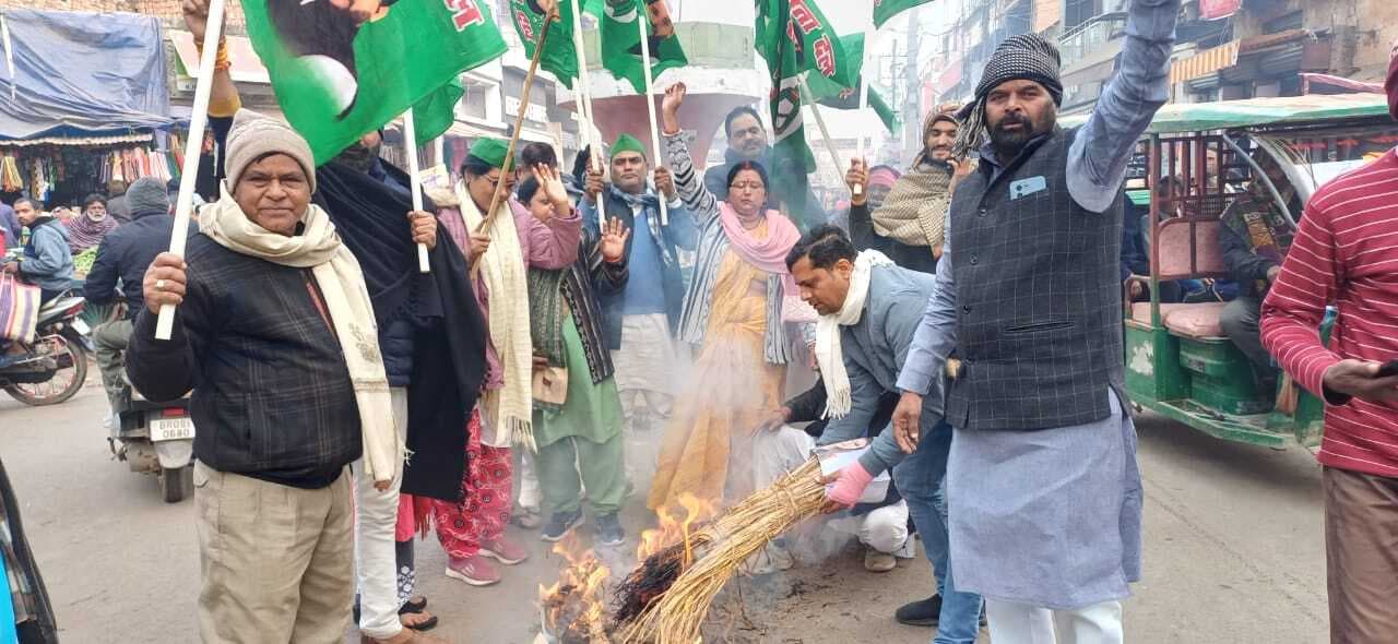 अमर्यादित बयान के मामले में उत्तराखंड की मंत्री व उसके पति का राजद ने फूंका पुतला