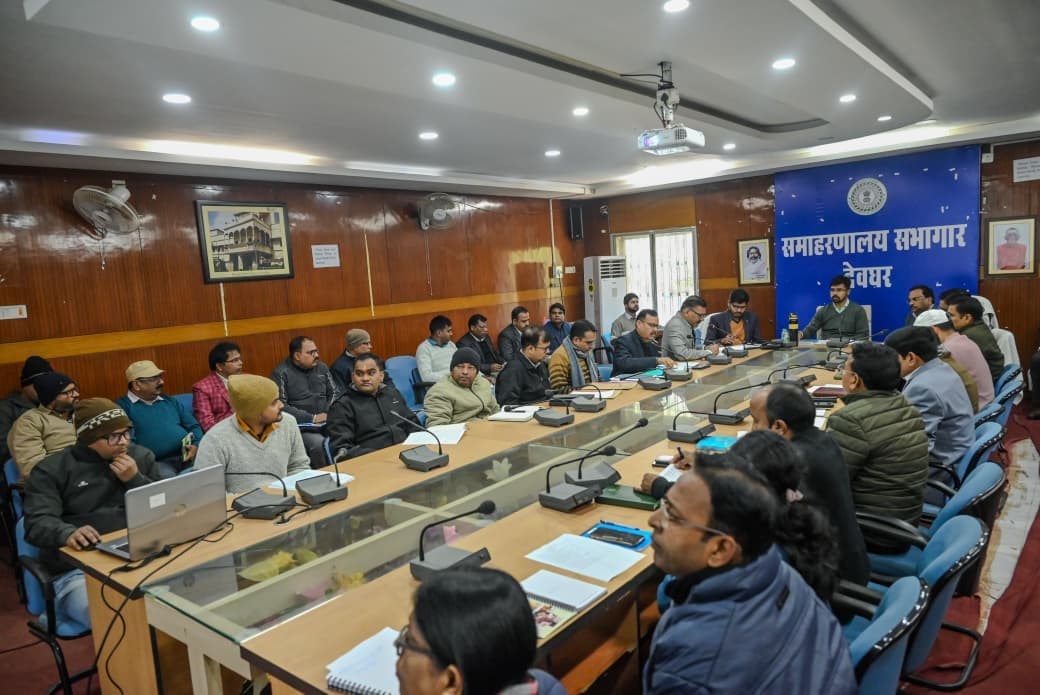 Deoghar News : सभी कोषांगों के अधिकारी व कर्मी एक्टिव मोड में कार्य करें : डीसी