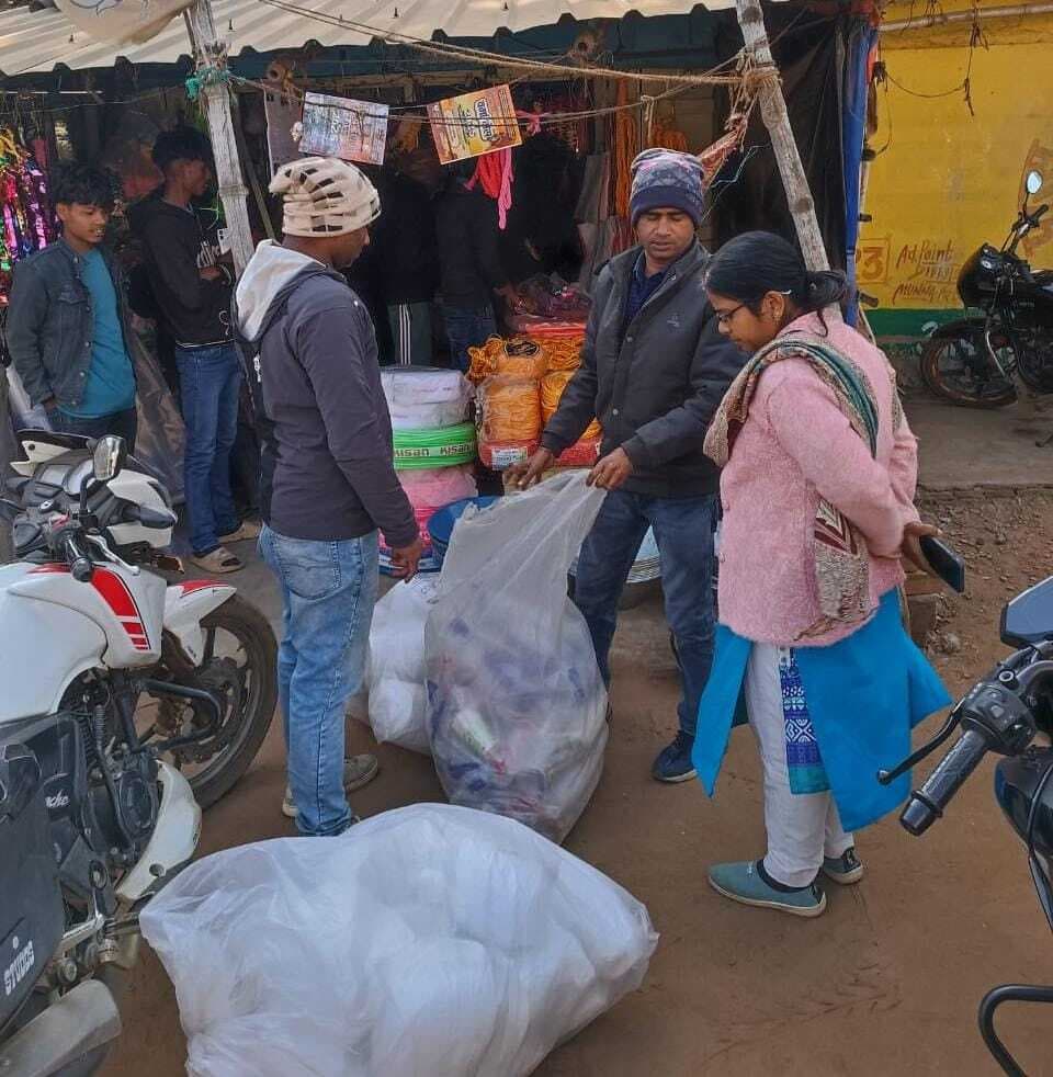 जरमुंडी में 20 किलो पॉलीथिन जब्त, 2700 रुपये वसूला जुर्माना