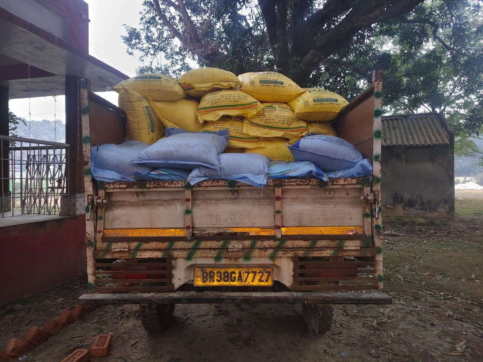 90 बोरा यूरिया लदा पिकअप जब्त