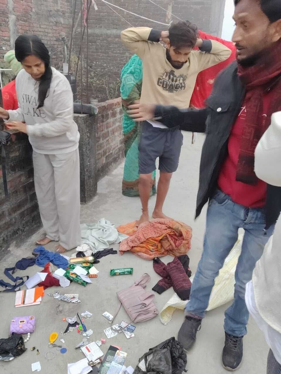 आवास व दुकान से दो लाख की चोरी