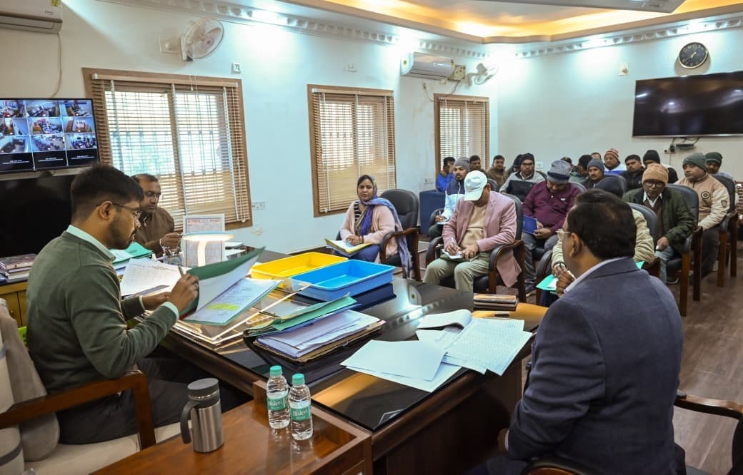 Deoghar News : भू-अर्जन से संबंधित सभी लंबित विवादों का प्राथमिकता के आधार पर निष्पादन करें : डीसी