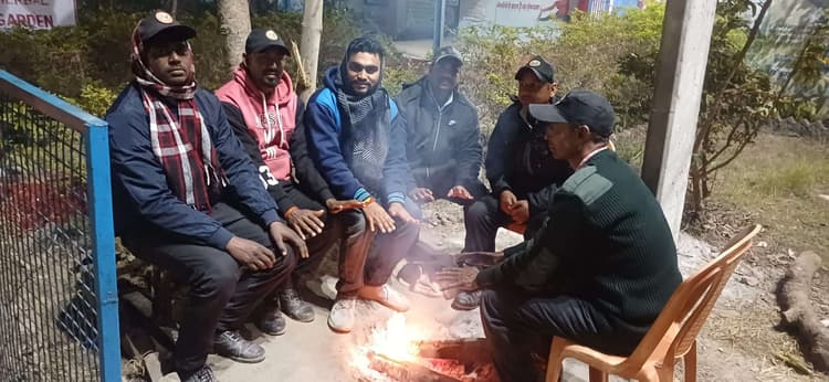 शहर में अलाव जलाने की व्यवस्था नाकाफी, कई जगह ठिठुरते दिखे लोग