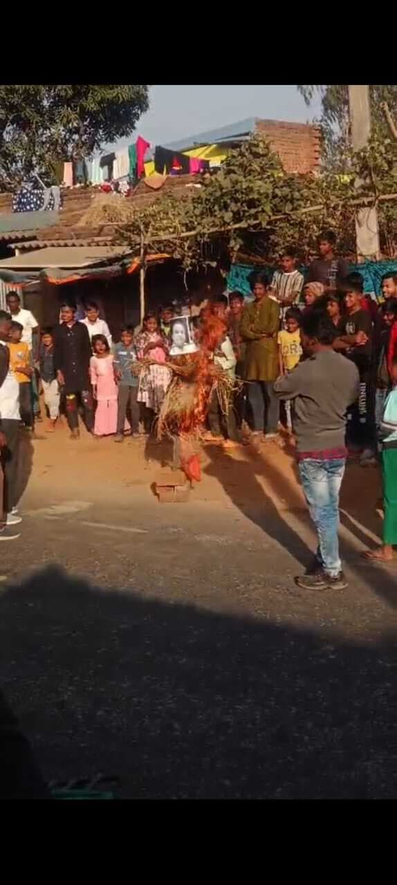 मुरलीपहाड़ी : लोगों ने स्वास्थ्य मंत्री का फूंका पुतला