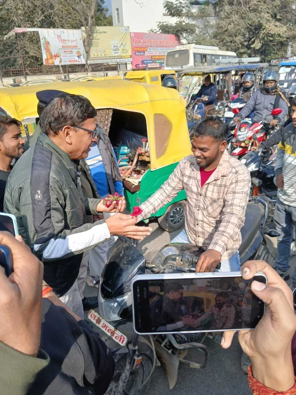 बिना हेलमेट बाइक चलानेवालों को एमवीआइ ने दिया गुलाब