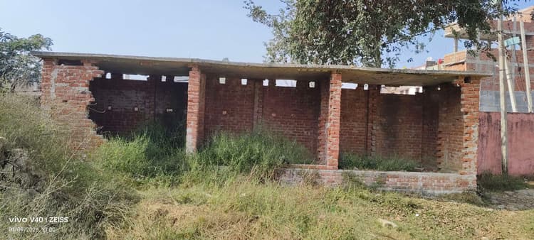 1300 विद्यार्थियों व 30 शिक्षकों के लिए मात्र एक शौचालय