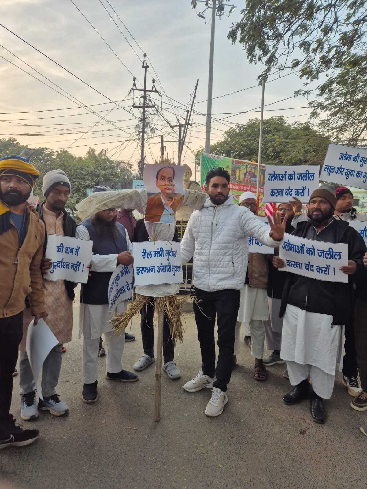 आदिवासी है तो कमरे में बैठाकर चाय पिलाओ, मौलाना है तो बाहर बताओ पर उबाल