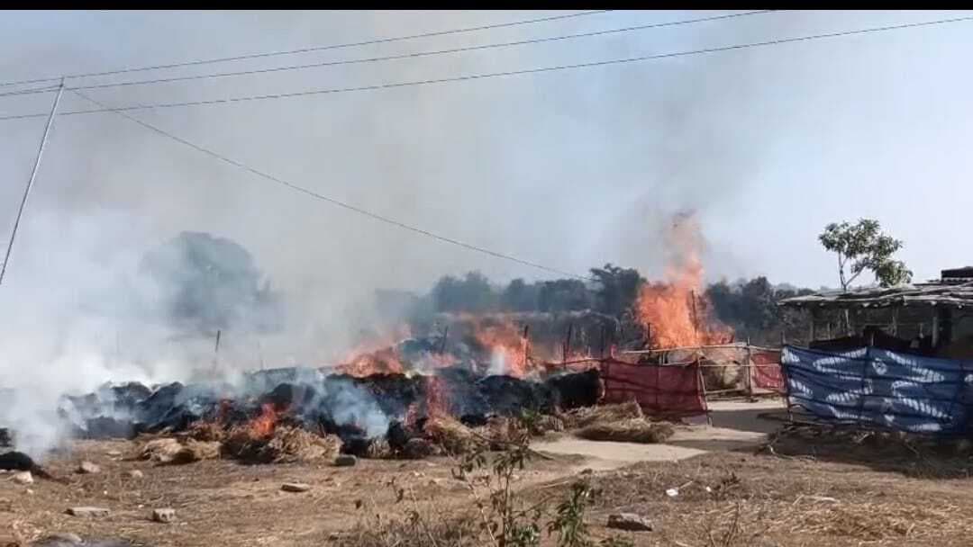 खलिहान में लगी आग से हजारों के धान व पुआल जलकर राख