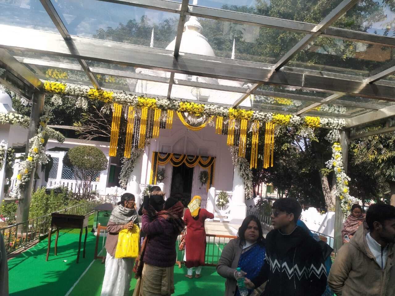 Deoghar news : मानिकपुर सत्संग आश्रम में अनुयायियों का समागम, श्रीश्री ठाकुर व श्रीश्री बड़ मां की हुई आराधना