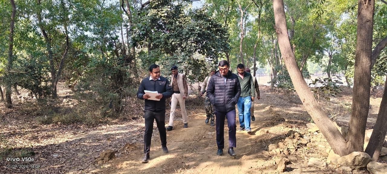 डीएम ने गरही डैम में निर्माणाधीन पार्क का लिया जायजा
