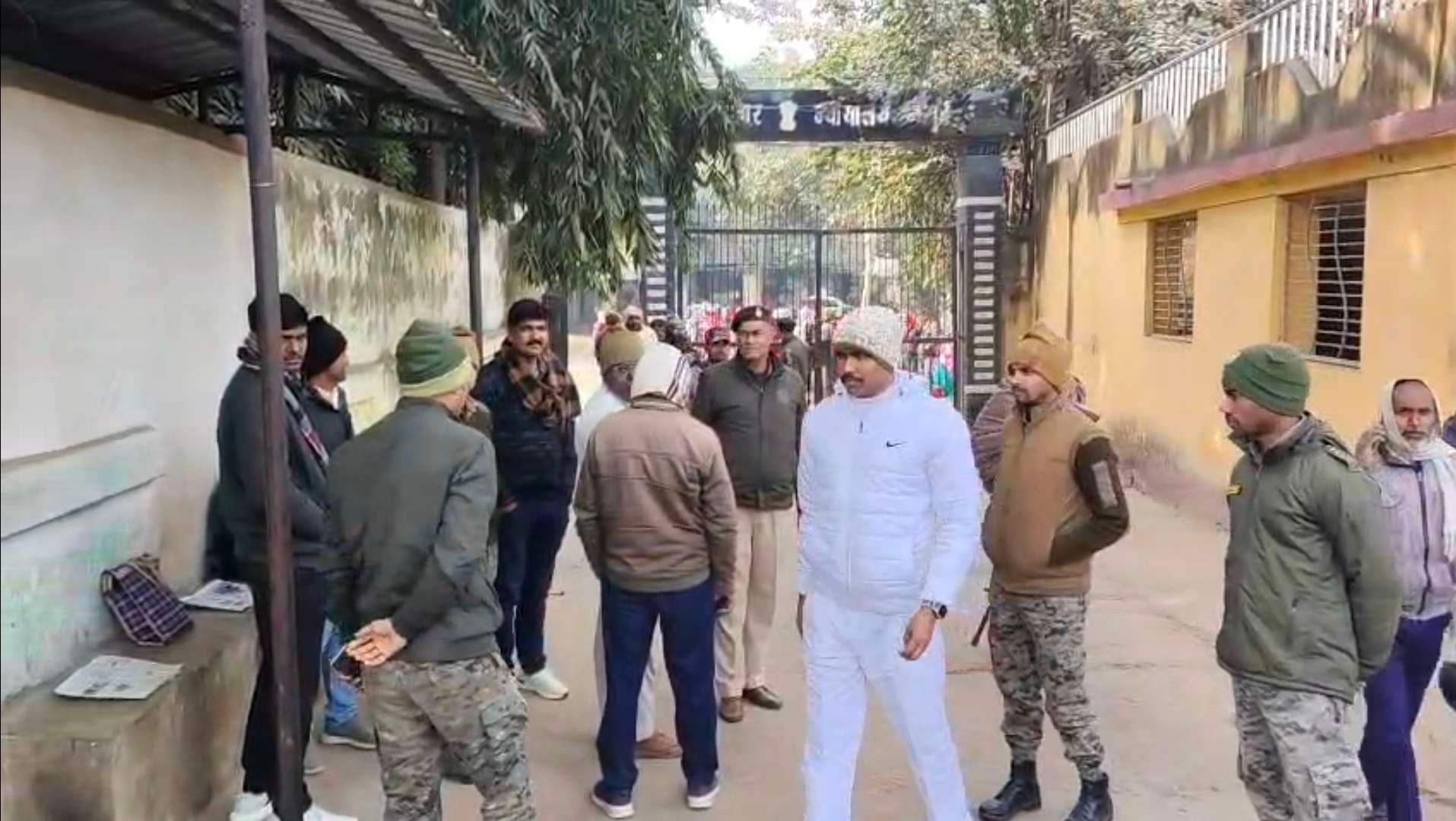 कोर्ट परिसर के बाहर सुरक्षा जवान ने लगाया मारपीट का आरोप