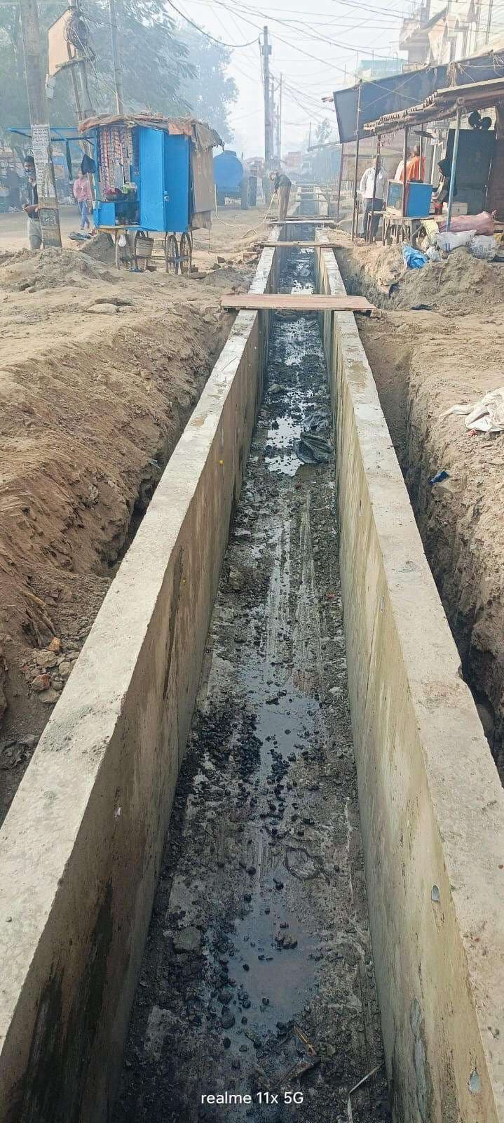 परबत्ता बाजार में नाला निर्माण ठप