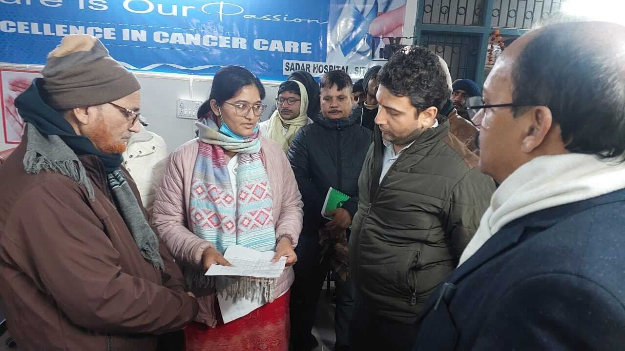डीएम ने सदर अस्पताल में कैंसर डे केयर सेंटर का किया निरीक्षण