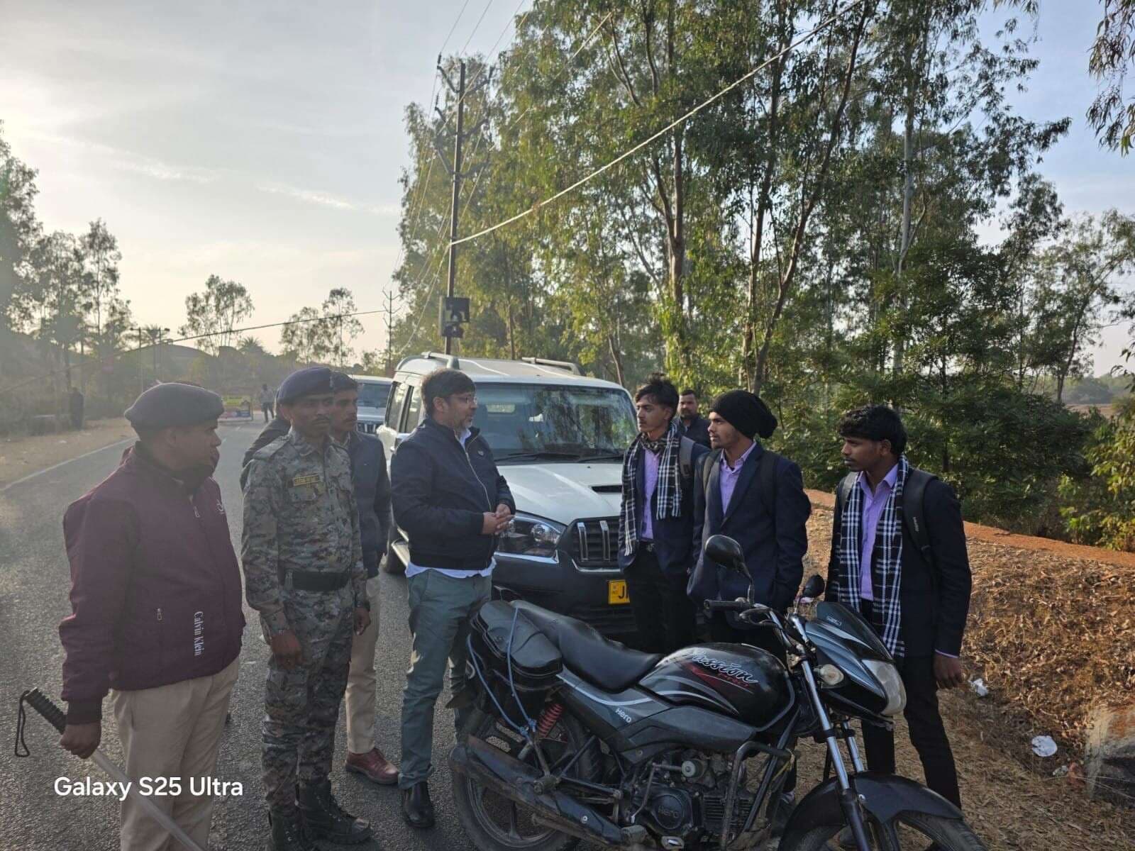 Giridih News :बच्चों व सैलानियों को दिये गये सड़क सुरक्षा के टिप्स