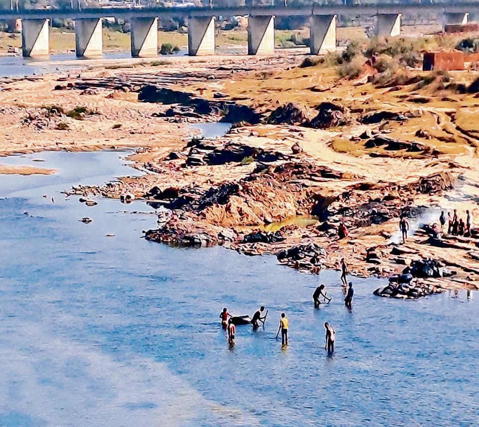 Bokaro News : बीच नदी में किया जा रहा अवैध कोयला खनन