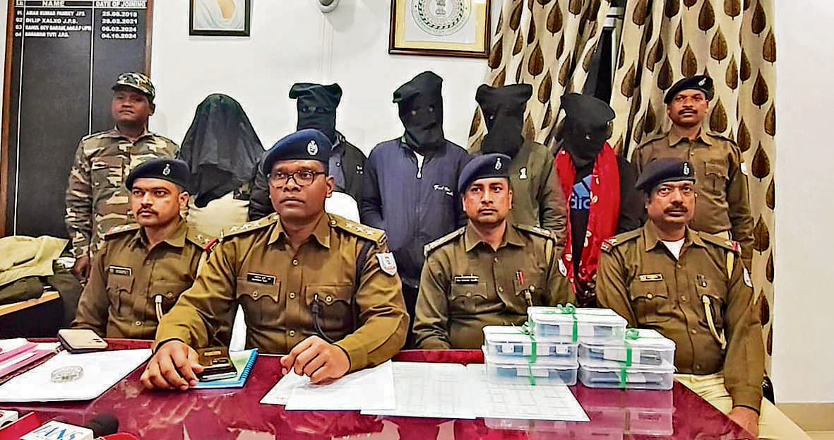 Chaibasa News : बोरिंग गाड़ी चोरी कर भाग रहे पांच युवक गिरफ्तार