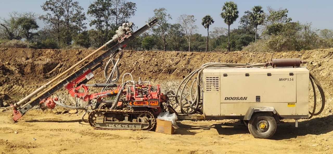 East Singhbhum News : कासमार गांव में अवैध खनन होने पर ग्रामीण नाराज, डीसी से जांच की मांग