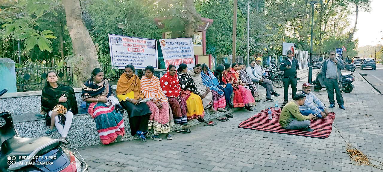 Rourkela News: विकसित एयरपोर्ट, मेडिकल कॉलेज व सुपर स्पेशियलिटी अस्पताल की मांग पर अड़े प्रदर्शनकारी