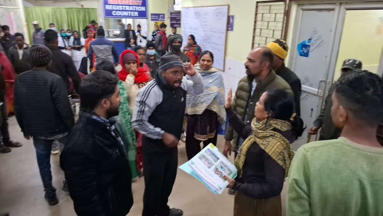 Dhanbad News : मरीज की मौत के बाद एसएनएमएमसीएच में हंगामा