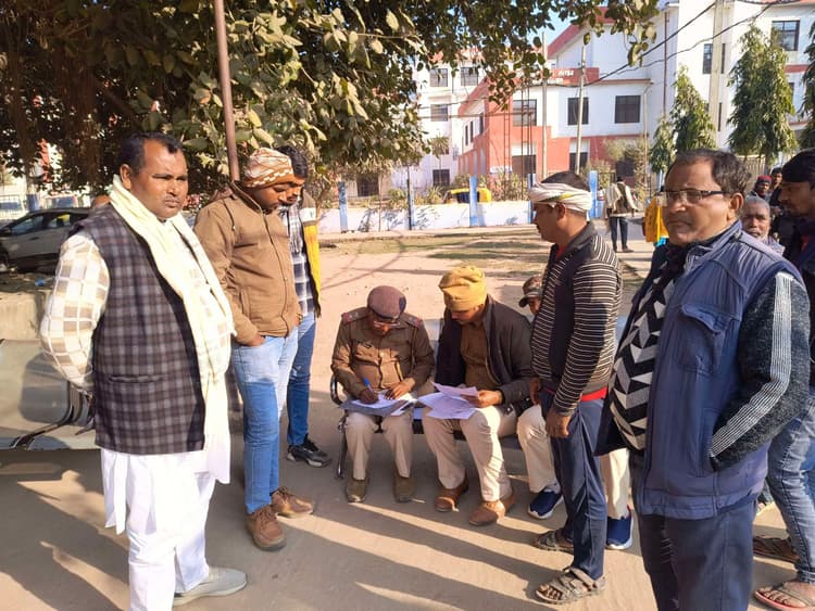 ओवरटेक के दौरान ट्रक से कुचलकर बाइक सवार युवक की मौत