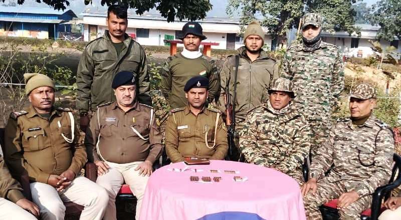 नक्सल प्रभावित पैसरा जंगल में पेड़ की खोह से 49 कारतूस बरामद